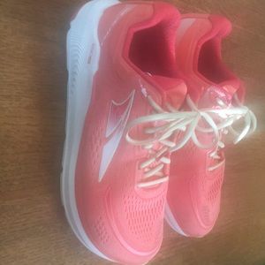 New Altra Paradigm 6 shoes size 9- worn once